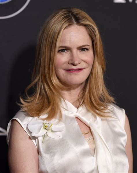 Jennifer Jason Leigh